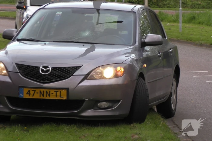 Fietser geschept door personenauto