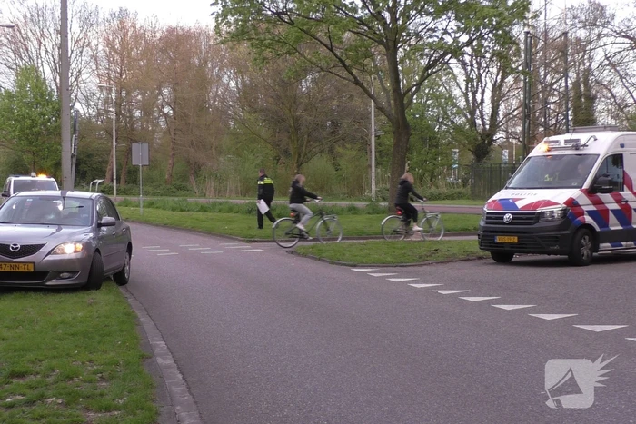 Fietser geschept door personenauto