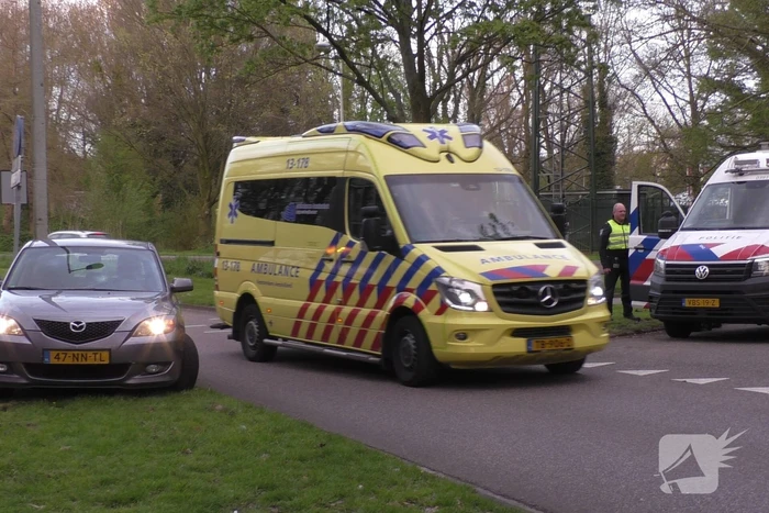 Fietser geschept door personenauto