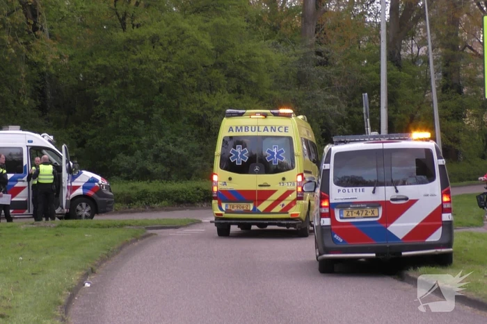 Fietser geschept door personenauto