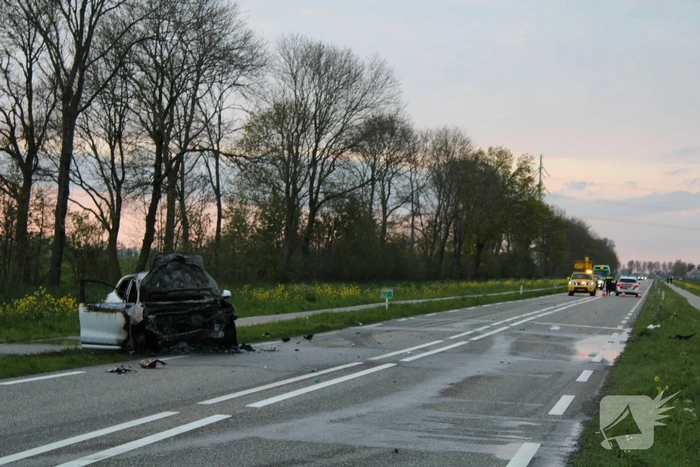 Auto uitgebrand na harde botsing