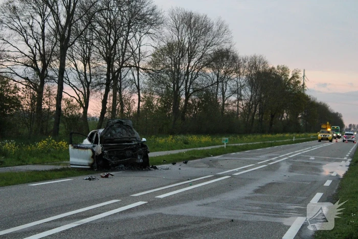 Auto uitgebrand na harde botsing