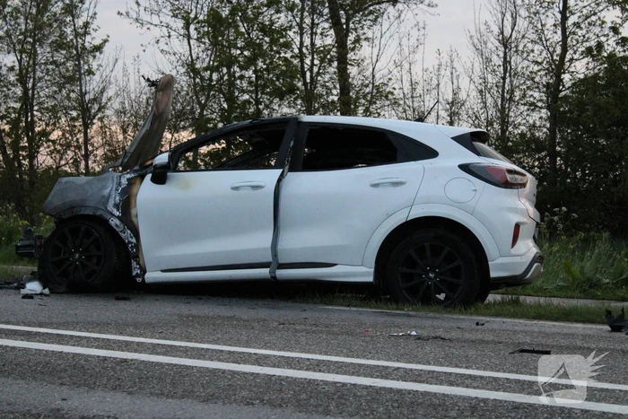 Auto uitgebrand na harde botsing