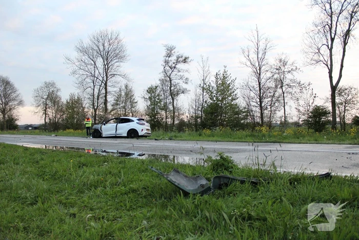 Auto uitgebrand na harde botsing