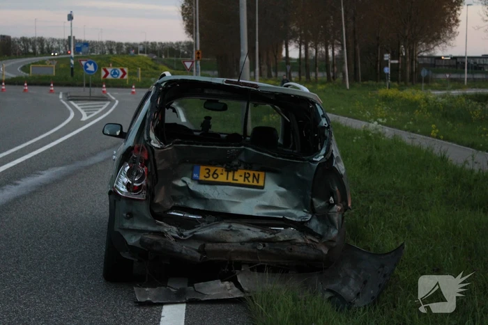 Auto uitgebrand na harde botsing