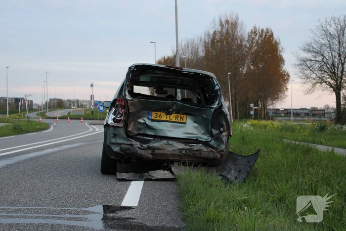 Auto uitgebrand na harde botsing