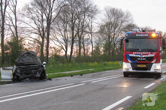 Auto uitgebrand na harde botsing