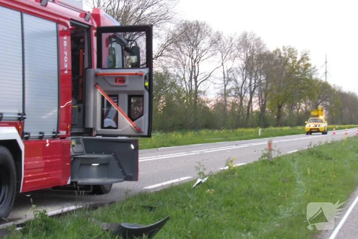Auto uitgebrand na harde botsing
