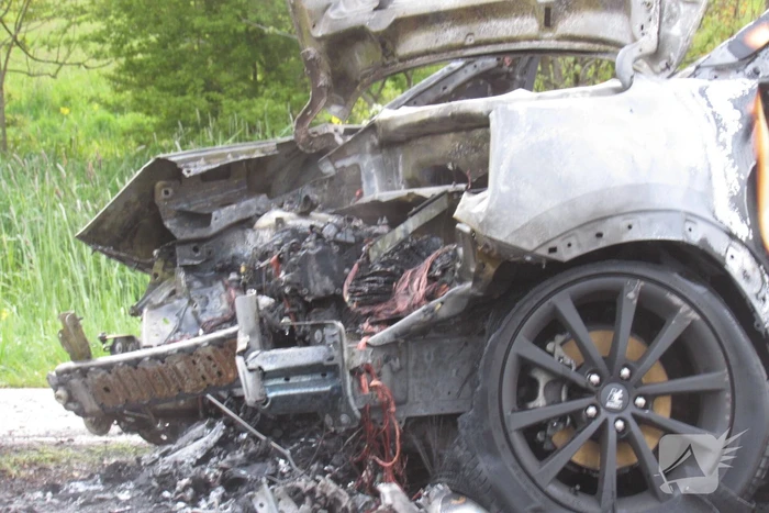 Auto uitgebrand na harde botsing