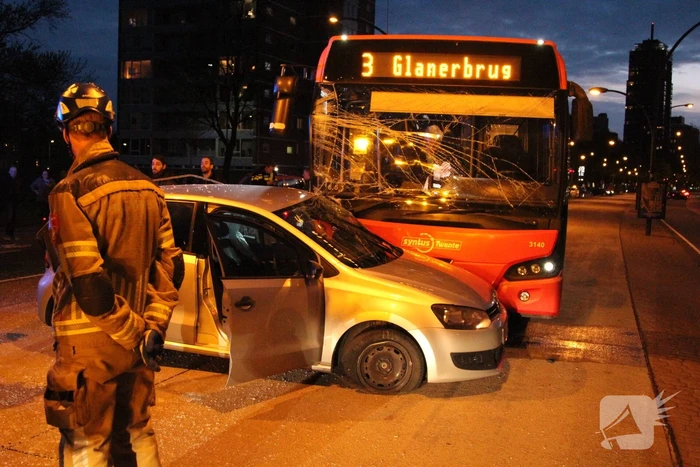 Frontale aanrijding tussen lijnbus en auto