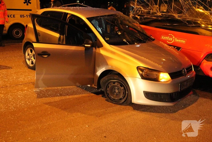 Frontale aanrijding tussen lijnbus en auto