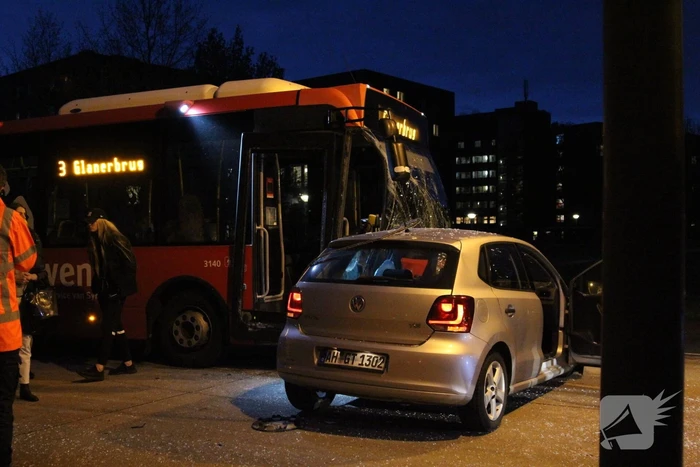 Frontale aanrijding tussen lijnbus en auto