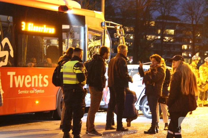 Frontale aanrijding tussen lijnbus en auto