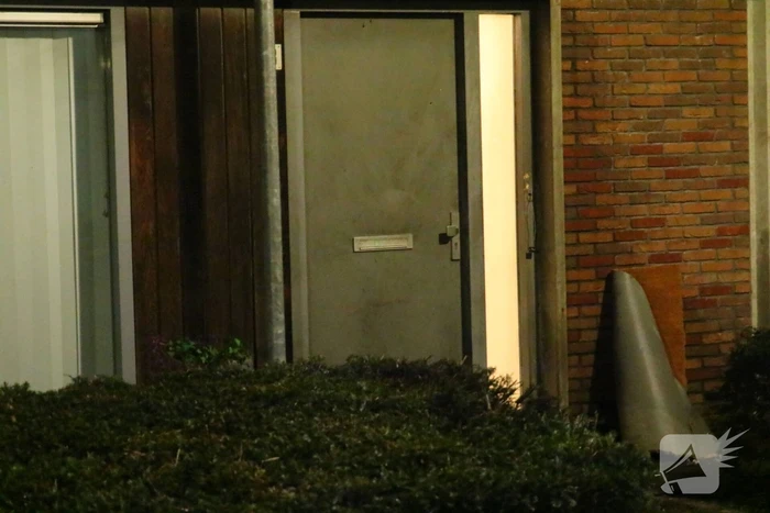 Explosief afgegaan bij voordeur woning