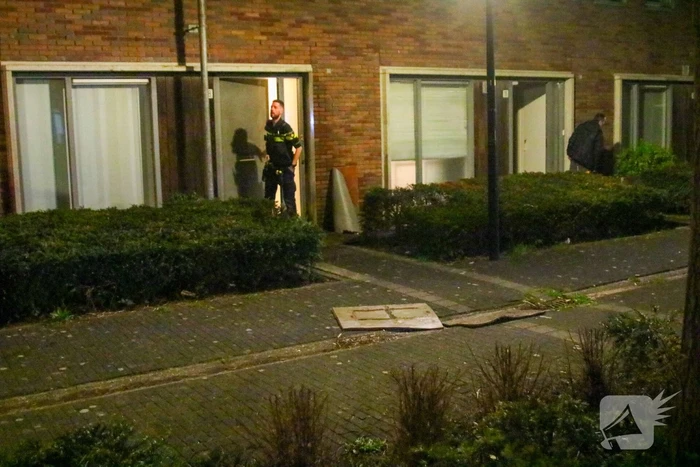 Explosief afgegaan bij voordeur woning