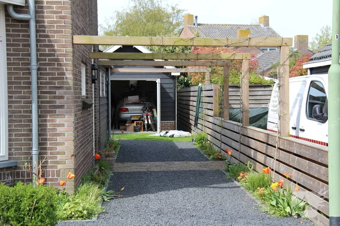 Brand in garage door sleutelen aan auto