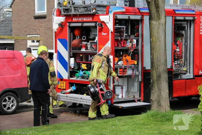 Brand in garage door sleutelen aan auto