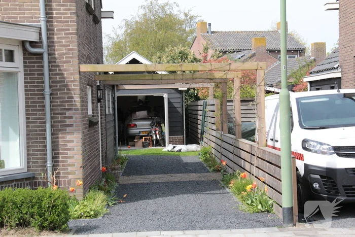 Brand in garage door sleutelen aan auto