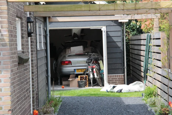 Brand in garage door sleutelen aan auto