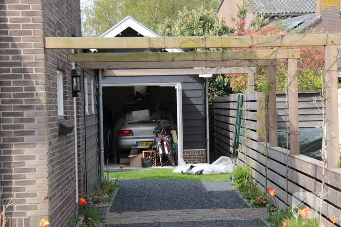 Brand in garage door sleutelen aan auto