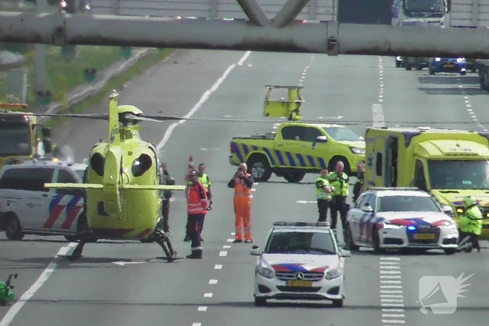 Traumahelikopter landt op snelweg
