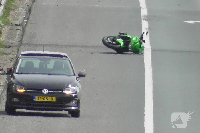 Traumahelikopter landt op snelweg