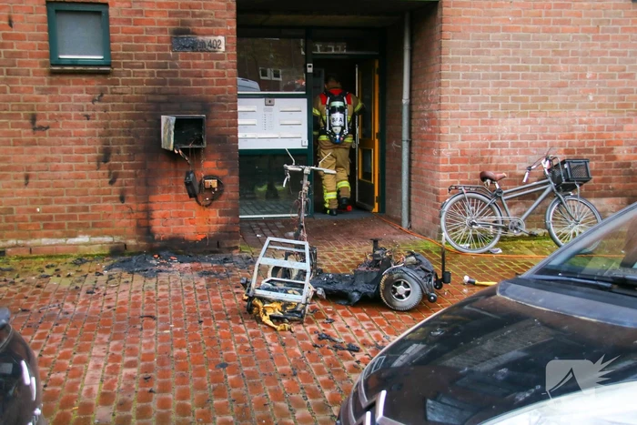 Oplader laat scootmobiel afbranden
