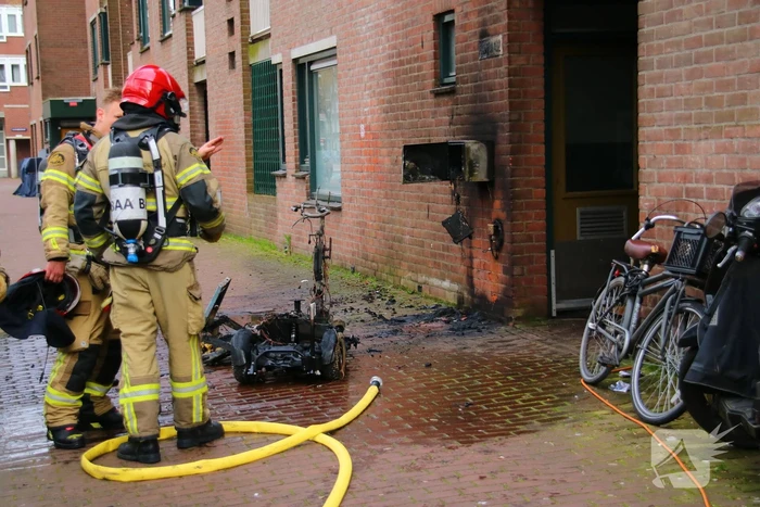 Oplader laat scootmobiel afbranden