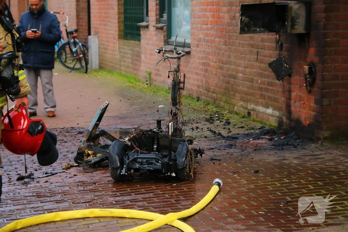 Oplader laat scootmobiel afbranden