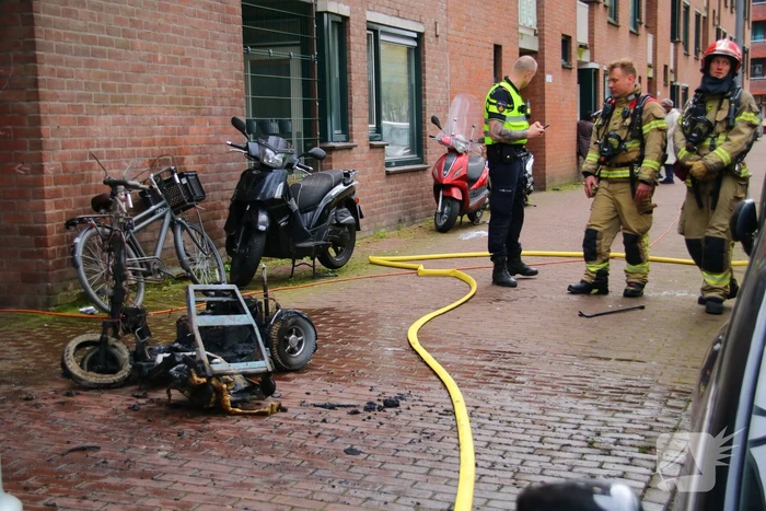 Oplader laat scootmobiel afbranden