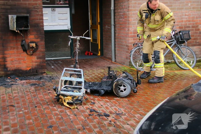 Oplader laat scootmobiel afbranden