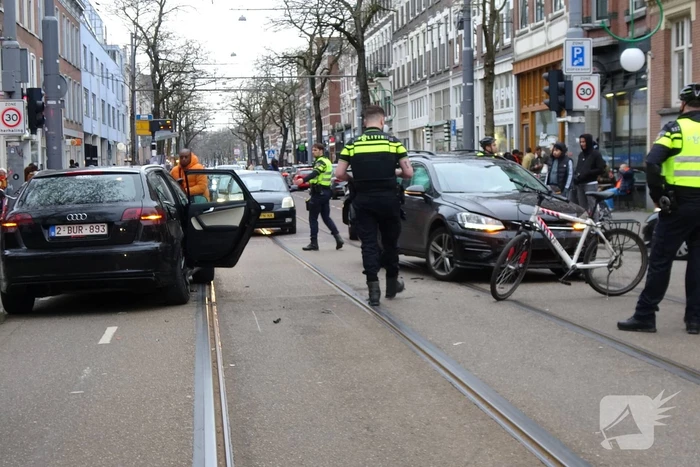 Personenauto's in botsing op kruising