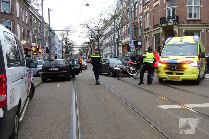 Personenauto's in botsing op kruising