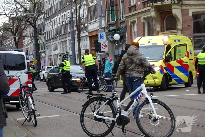 Personenauto's in botsing op kruising