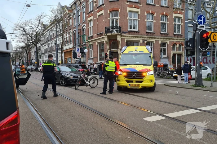 Personenauto's in botsing op kruising