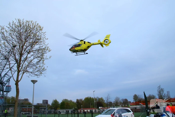 Traumahelikopter landt voor persoon te water