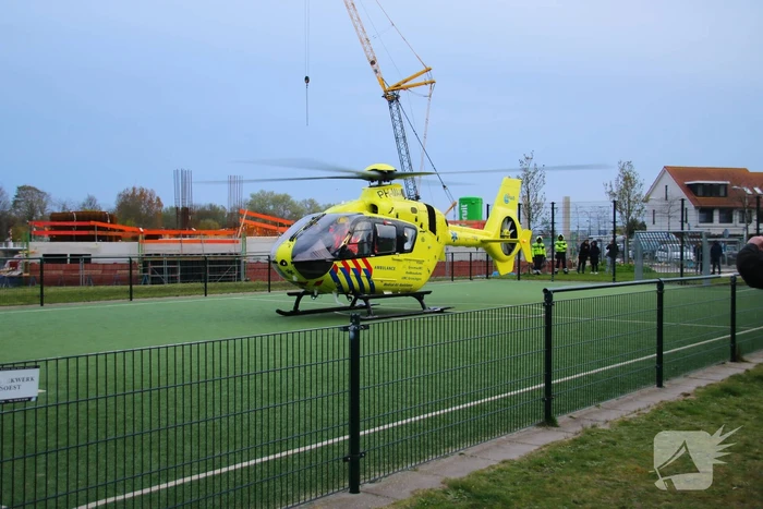 Traumahelikopter landt voor persoon te water