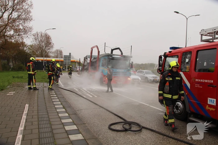 Brandweer koelt remmen van vrachtwagen