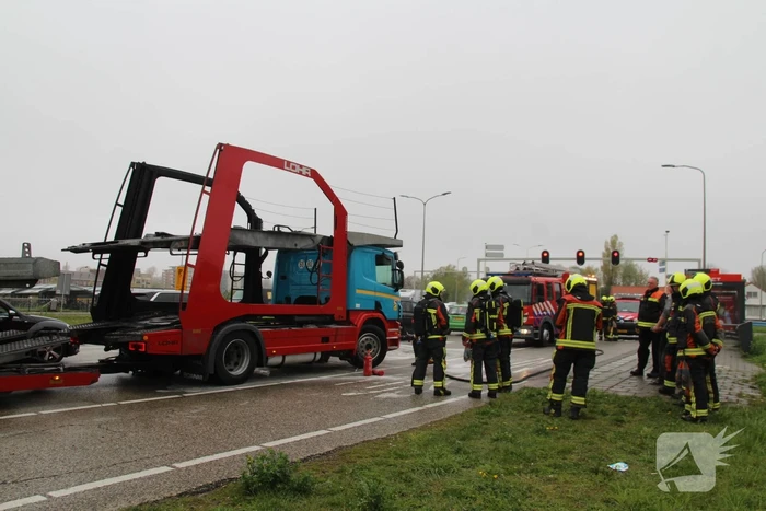 Brandweer koelt remmen van vrachtwagen