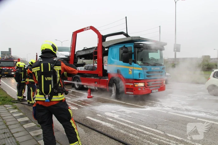 Brandweer koelt remmen van vrachtwagen