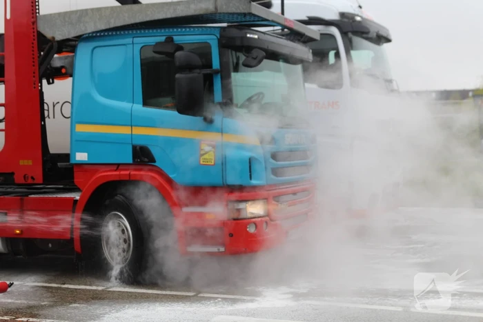 Brandweer koelt remmen van vrachtwagen