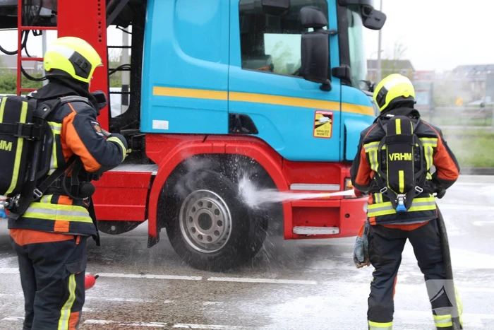 Brandweer koelt remmen van vrachtwagen