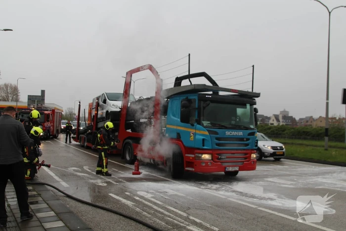 Brandweer koelt remmen van vrachtwagen