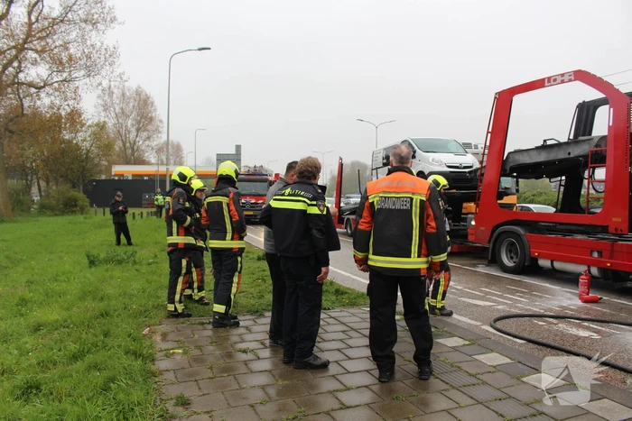 Brandweer koelt remmen van vrachtwagen