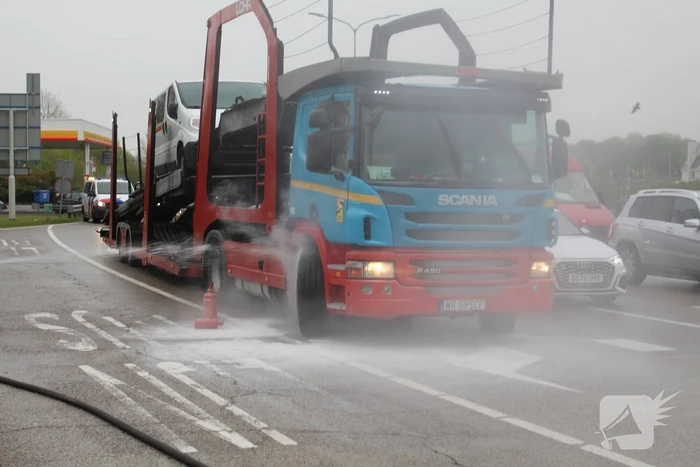 Brandweer koelt remmen van vrachtwagen