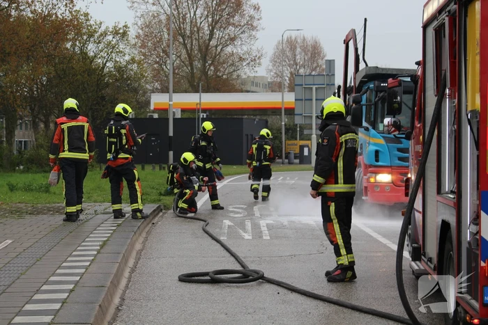 Brandweer koelt remmen van vrachtwagen