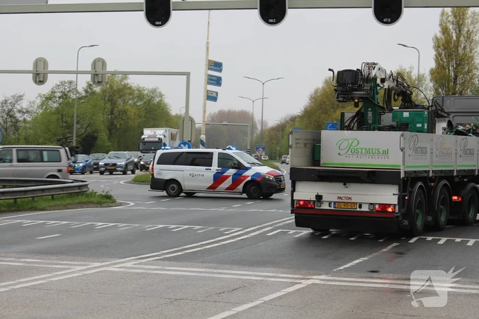 Brandweer koelt remmen van vrachtwagen