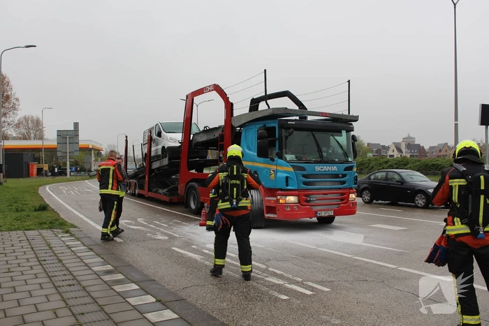 Brandweer koelt remmen van vrachtwagen