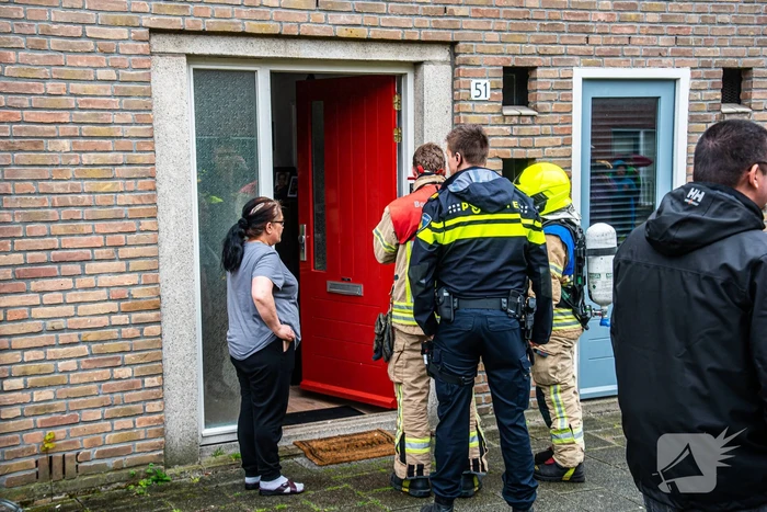 Buren ontdekken brand nadat rook door brievenbus van woning komt