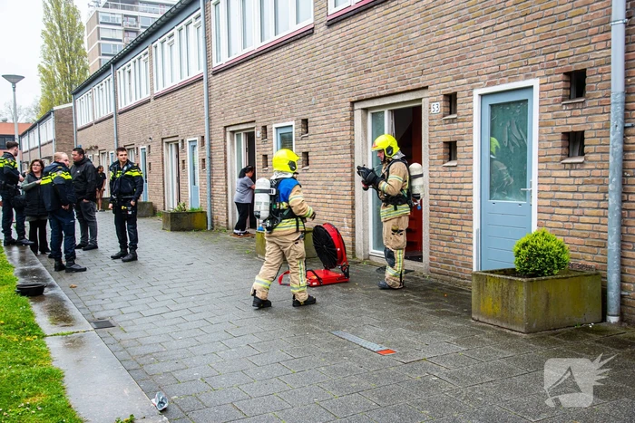 Buren ontdekken brand nadat rook door brievenbus van woning komt